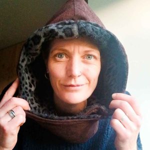 « CAPUCHE » amovible Marron choco, fourrure léopard vert